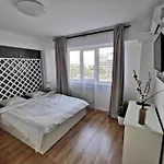Apartamento Lovely 3-bedroom In The Center *