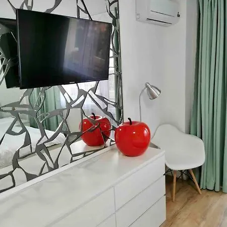 Apartment Lovely 3-bedroom In The Center
