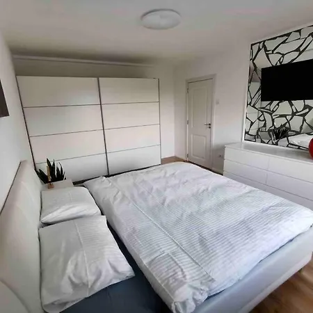 Lovely 3-bedroom In The Center Apartment