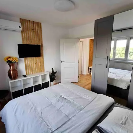 Apartment Lovely 3-bedroom In The Center *