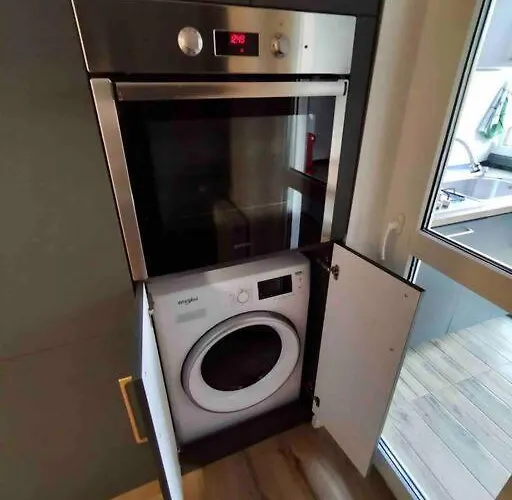 Lovely 3-bedroom In The Center Apartment *