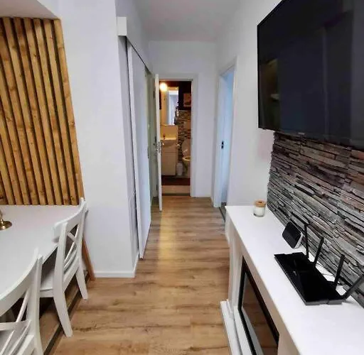 Lovely 3-bedroom In The Center Apartment *