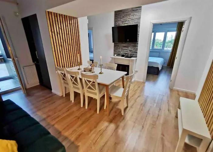 Lovely 3-bedroom In The Center Apartment *