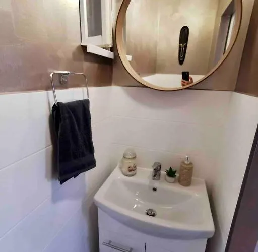 Lovely 3-bedroom In The Center Apartment *