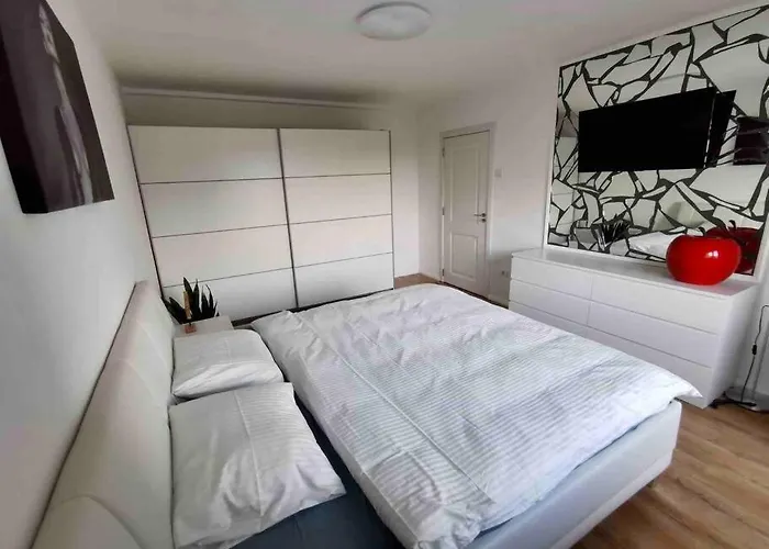 Lovely 3-bedroom In The Center Apartment