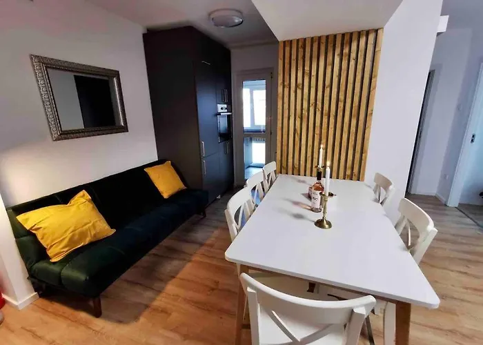 Lovely 3-bedroom In The Center Apartment *